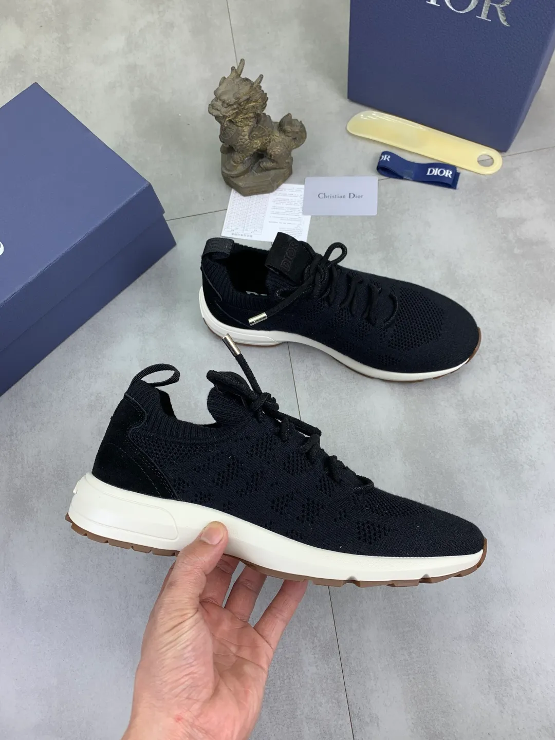 Men's men's shoes P400 new Dior Tech sneakers 2026 early spring series new products, with fashionable details, highlighting retro aesthetics. The fly-knit upper is spliced ​​with the sides of apricot transparent mesh fabric, and the leading edge of the upper window is laminated with high-frequency flat ironing and counter-pressure. The original craftsmanship is beautiful, comfortable and does not fall off. The interior is made of tonal sheep lining, which is soft and comfortable. The heel and tongue are embellished with the Paris logo. The textured TPU soles with the same tonal logo add to the high-end style.  Code number: 38-45 (46 customized)